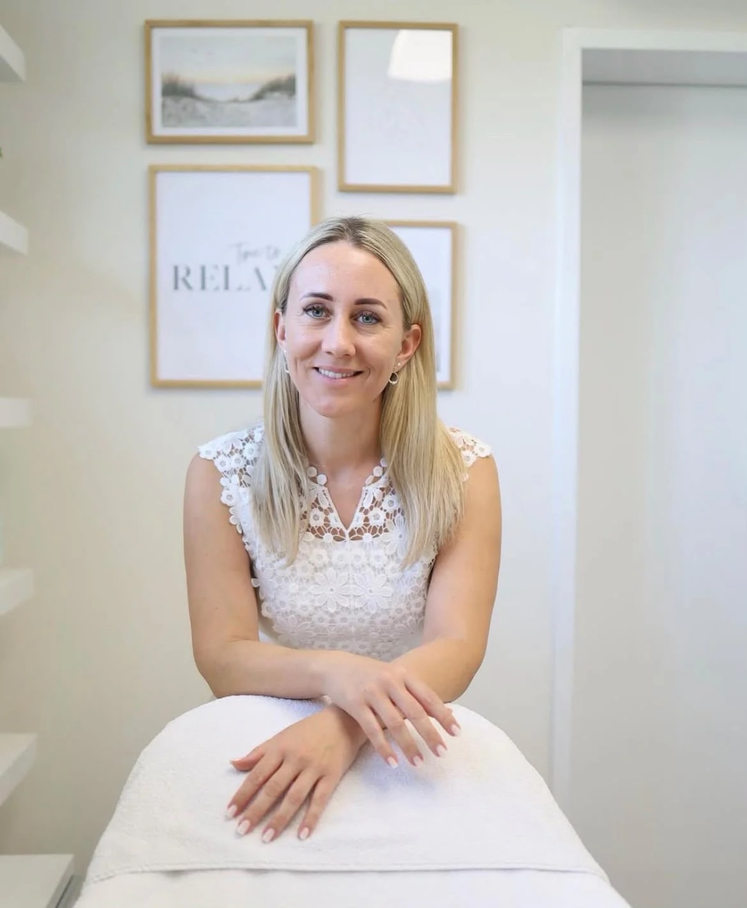 Portrait von Kosmetikerin Sabrina Scheucher in ihrem Kosmetikstudio in Graz-Umgebung – spezialisiert auf Gesichtsbehandlungen, Nageldesign sowie Augenbrauen- und Wimpernstyling.