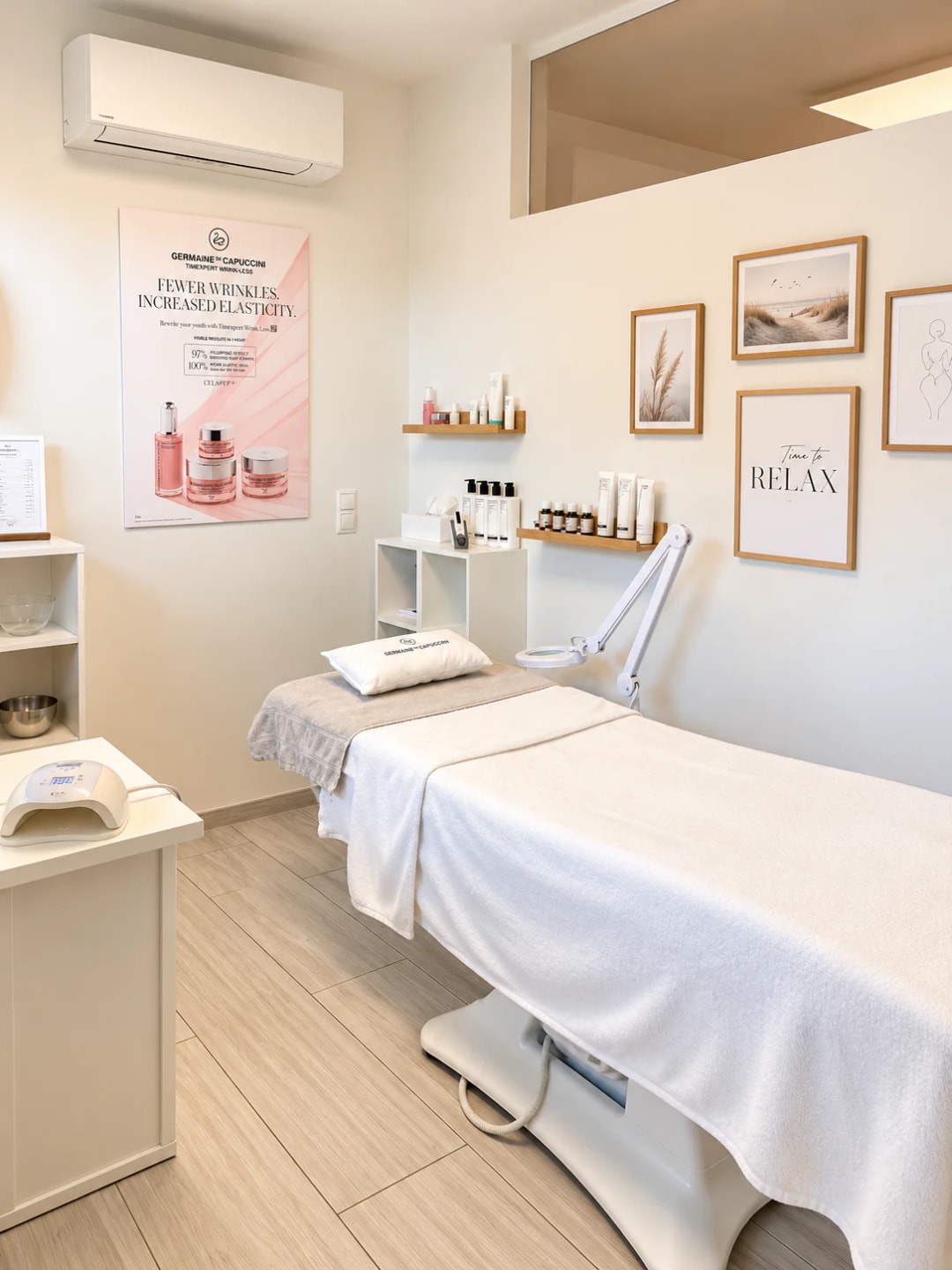 Moderner Kosmetik-Behandlungsraum von Sabrina Scheucher in Graz-Umgebung mit komfortabler Behandlungsliege und professionellen Hautpflegeprodukten.“