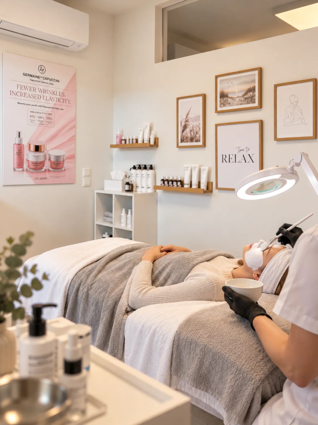 Professionelle Gesichtsbehandlung mit pflegender Gesichtsmaske im Kosmetikstudio von Sabrina Scheucher in Graz-Umgebung.